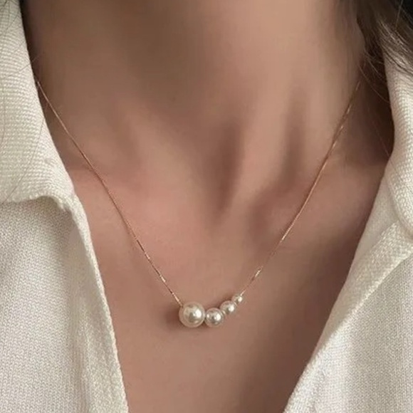 NWOT Pearl Gold Minimalist Necklace - Picture 1 of 2
